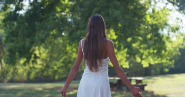 Ralenti Une Jeune Belle Fille Corps Athlétique Respirer Profondément Dans — Video