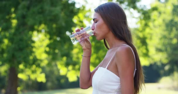 若い女性の緑の世界に夕暮れカップ冷たい水 純粋な飲み物 持続可能性 自然と新鮮な水の純度の概念と精製 — ストック動画