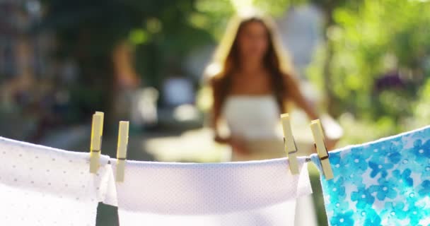 Mujer Joven Atardecer Mundo Verde Colgar Ropa Ropa Está Perfumada — Vídeo de stock