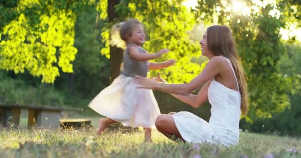 Ecologia Jovem Mãe Com Sua Adorável Menina Dois Anos Brincando — Vídeo de Stock