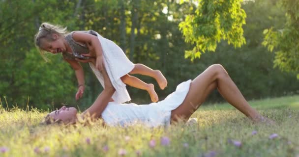 Écologie Jeune Mère Avec Son Adorable Fille Deux Ans Jouant — Video