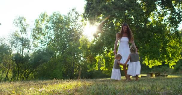 Ecologie Jonge Moeder Met Haar Schattige Twee Jaar Oud Meisje — Stockvideo