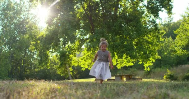 Маленька Дівчинка Одягнена Вінтажний Газон Біжить Близько Дерева Заході Сонця — стокове відео