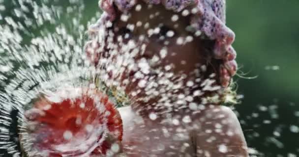 Día Soleado Caluroso Bebé Está Jugando Con Agua Disfrutando Ella — Vídeos de Stock