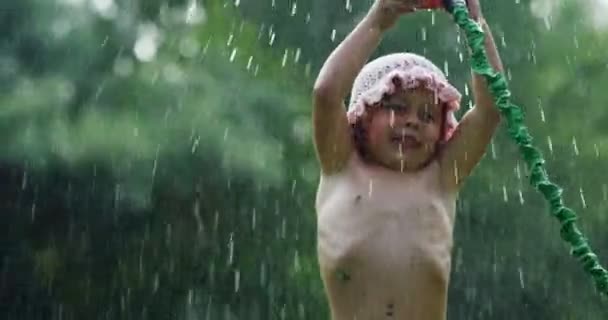 晴れた暑い日に赤ちゃんを水で遊んで それを楽しんで非常に水で入浴 赤ちゃんは非常に満足しているので 水は冷たい笑みを浮かべて — ストック動画