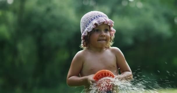 Día Soleado Caluroso Bebé Está Jugando Con Agua Disfrutando Ella — Vídeos de Stock