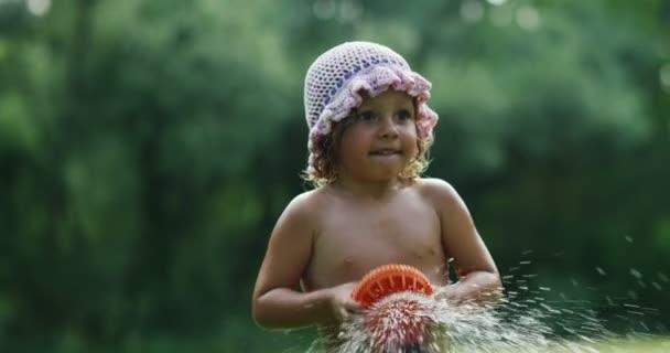 Egy Forró Napsütéses Napon Egy Baba Játék Vízzel Élvezem Nagyon — Stock videók