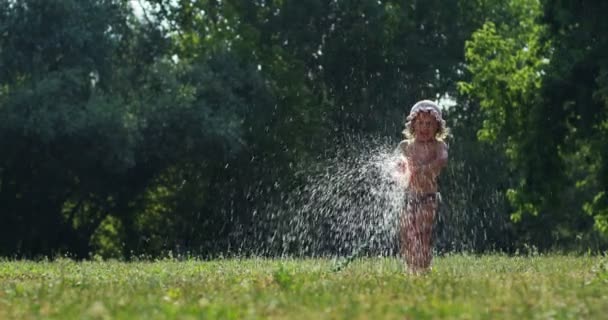 Día Soleado Caluroso Bebé Está Jugando Con Agua Disfrutando Ella — Vídeos de Stock