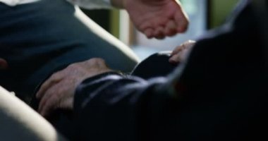Genç kızın (kadın) el an yaşlı kişi el, bir işaret sevgi, yardım, inanç ve destek, yardım yakınlarına tutar. Yatılı Ev, sanatoryum, Huzurevi, yaşlılara yardım kavramı