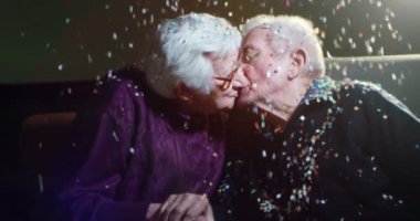 eski şefkatle 90 çift konfeti ile eğlenmek ve ağır çekimde öpüşme doğum günü