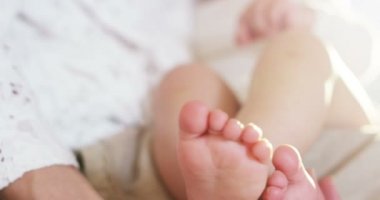 Mutlu anne ve bebek öpüşme ve sarılma, yatak birlikte, annelik konsepti annelik güzel mutlu aile stok Video görüntüleri yavaş dinlenme