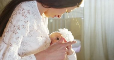 Mutlu anne ve bebek öpüşme ve sarılma, yatak birlikte, annelik konsepti annelik güzel mutlu aile stok Video görüntüleri yavaş dinlenme