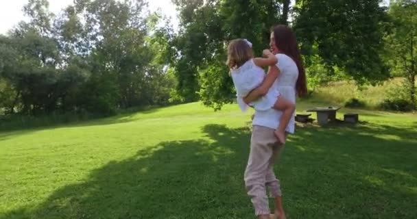 Maman Petite Fille Jouant Joyeusement Dans Nature Mère Prend Bébé — Video