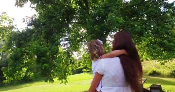 Mãe Menina Brincando Alegremente Natureza Mãe Leva Bebê Seus Braços — Vídeo de Stock