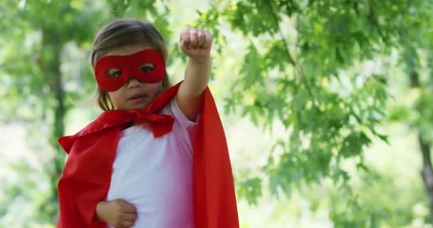 Hermoso Feliz Día Soleado Una Niña Vestida Como Súper Héroe — Vídeo de stock