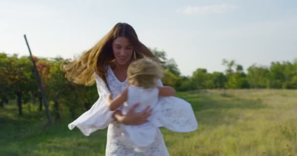 Femme Soulève Haut Son Adorable Bébé Commence Retourner Vers Bonheur — Video