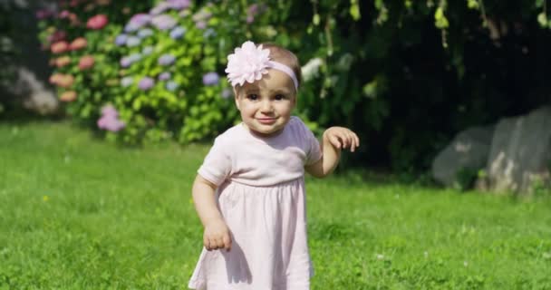 Солнечный Летний День Маленькая Девочка Танцует Получить Удовольствие Счастье Концепция — стоковое видео