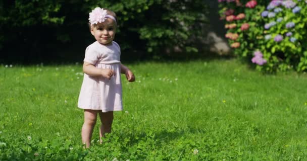 Einem Sonnigen Sommertag Tanzt Ein Kleines Mädchen Spaß Und Freude — Stockvideo