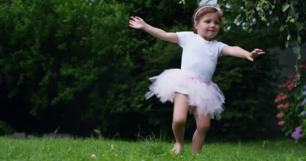 Bir Güneşli Bahar Gününde Küçük Bir Kız Bahçede Etrafında Dönen — Stok video