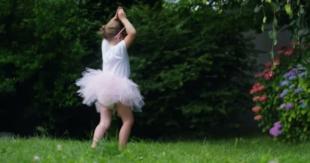 Einem Sonnigen Frühlingstag Dreht Sich Ein Kleines Mädchen Wie Eine — Stockvideo