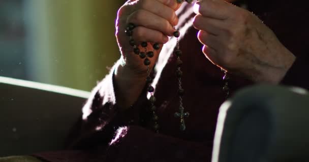 Stara Kobieta Modli Się Boga Założonymi Rękoma Różaniec Ręku Podświetlany — Wideo stockowe