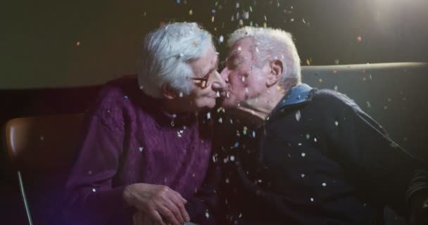 Oude Teder Koppel Verjaardag Met Plezier Met Confetti Kussen Slow — Stockvideo