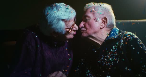 Oude Teder Koppel Verjaardag Met Plezier Met Confetti Kussen Slow — Stockvideo