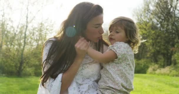 Mujer Levanta Alto Adorable Bebé Comienza Darle Vuelta Sonriente Felicidad — Vídeo de stock