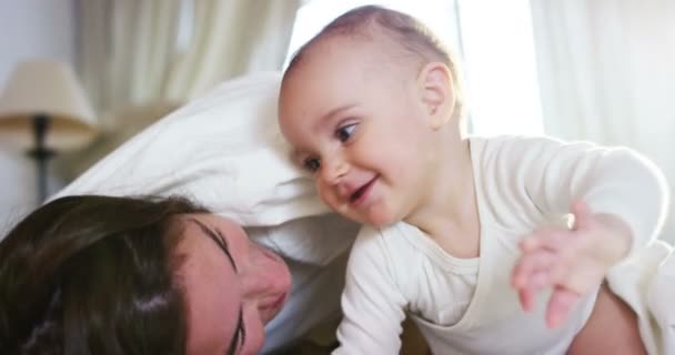 Gelukkig Moeder Baby Zoenen Knuffelen Rusten Bed Samen Moederschap Concept — Stockvideo