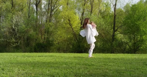 Γυναίκα Σηκώνει Ψηλά Αξιολάτρευτο Μωρό Ξεκινά Την Στροφή Γύρω Από — Αρχείο Βίντεο