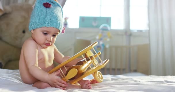 一个可爱的小宝宝正在看着镜头 很高兴这个婴儿环顾四周 玩着胳膊 — 图库视频影像