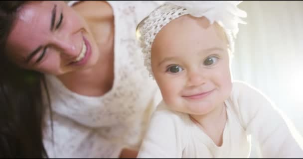 Glückliche Mutter Und Baby Küssen Und Umarmen Gemeinsam Bett Liegen — Stockvideo