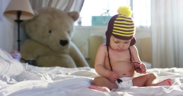 Bebé Lindo Está Mirando Cámara Feliz Bebé Mira Alrededor Juega — Vídeos de Stock