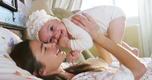 Glückliche Mutter Und Baby Küssen Und Umarmen Gemeinsam Bett Liegen — Stockvideo