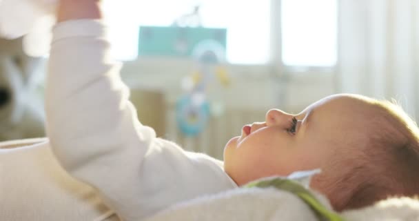 Piccolo Bambino Carino Sta Guardando Nella Fotocamera Felice Bambino Guarda — Video Stock