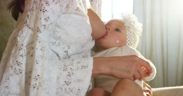 Mãe Feliz Bebê Beijando Abraçando Descansando Cama Juntos Conceito Maternidade — Vídeo de Stock