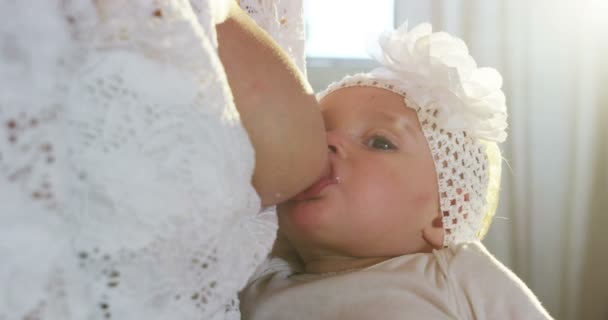 Gelukkig Moeder Baby Zoenen Knuffelen Rusten Bed Samen Moederschap Concept — Stockvideo