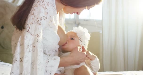 Glückliche Mutter Und Baby Küssen Und Umarmen Gemeinsam Bett Liegen — Stockvideo