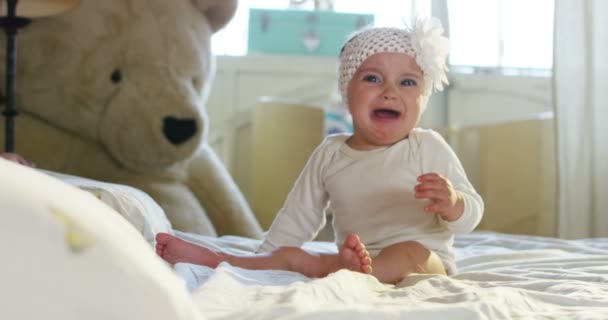 Bebezinho Fofo Está Olhando Para Câmera Está Feliz Bebê Olha — Vídeo de Stock
