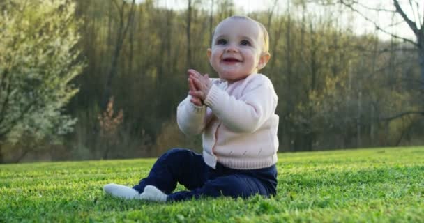 Cute Little Baby Jest Patrząc Kamerę Jest Szczęśliwy Dziecko Rozgląda — Wideo stockowe