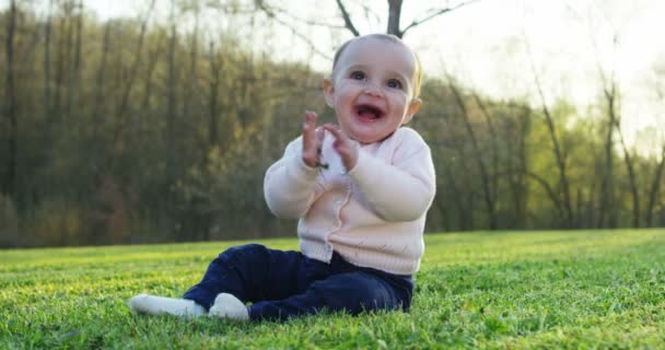 かわいい赤ちゃんカメラに探している 幸せな赤ちゃんを見回すし 腕で遊ぶ — ストック動画