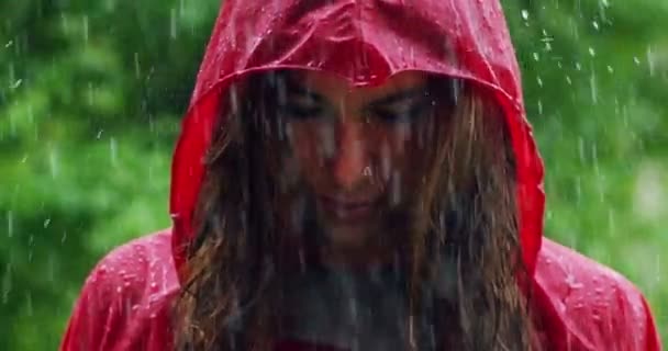 Cámara Lenta Mujer Vídeo Con Abrigo Rojo Pie Bajo Lluvia — Vídeo de stock