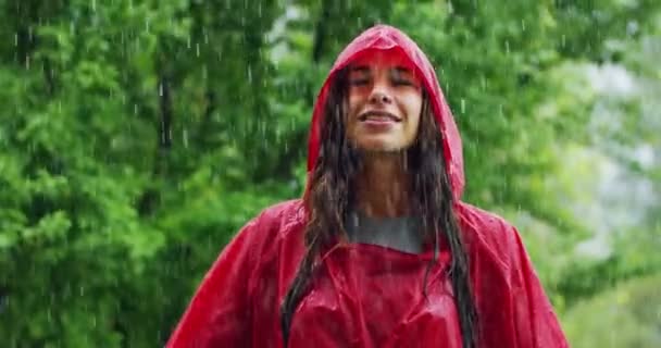 Cámara Lenta Vídeo Mujer Con Abrigo Rojo Pie Bajo Lluvia — Vídeos de Stock
