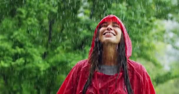 Ağır Çekim Video Kırmızı Palto Giyiyor Yağmur Altında Duran Kadın — Stok video