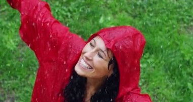 kırmızı ceket giyen hareket video kadın yavaş ve çevresinde yağmur altında iplik, sayfa görünümü