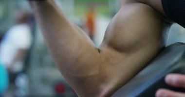 Spor salonunda, adam vücut geliştirmeci çalışır bir halter bench press, triceps, büyük pectorals kas, anterior deltoid kas geliştirme kavramı aşk spor, spor salonuna doğru ince vücut yemek, sağlıklı gidelim.