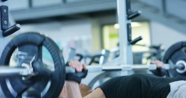 Spor salonunda, adam vücut geliştirmeci çalışır bir halter bench press, triceps, büyük pectorals kas, anterior deltoid kas geliştirme kavramı aşk spor, spor salonuna doğru ince vücut yemek, sağlıklı gidelim.