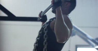 Spor salonunda, adam vücut geliştirmeci çalışır bir halter bench press, triceps, büyük pectorals kas, anterior deltoid kas geliştirme kavramı aşk spor, spor salonuna doğru ince vücut yemek, sağlıklı gidelim.