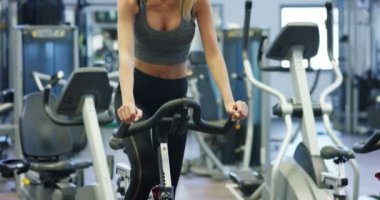 Kalça ve bacakları kavramı aşk spor kasları geliştirmek genç güzel kız üzerinde bir halter ile ağız kavgası yapıyor jimnastik salonu katılmak bir spor salonu doğru beslenme ince vücut sağlıklı olmak