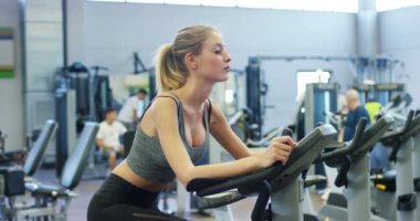 Kalça ve bacakları kavramı aşk spor kasları geliştirmek genç güzel kız üzerinde bir halter ile ağız kavgası yapıyor jimnastik salonu katılmak bir spor salonu doğru beslenme ince vücut sağlıklı olmak